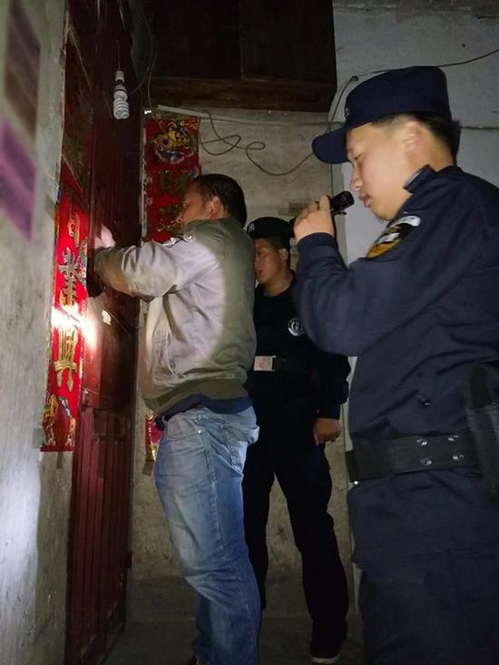 日照粗心妈妈误将幼女锁家中 民警全城寻开锁师傅开门